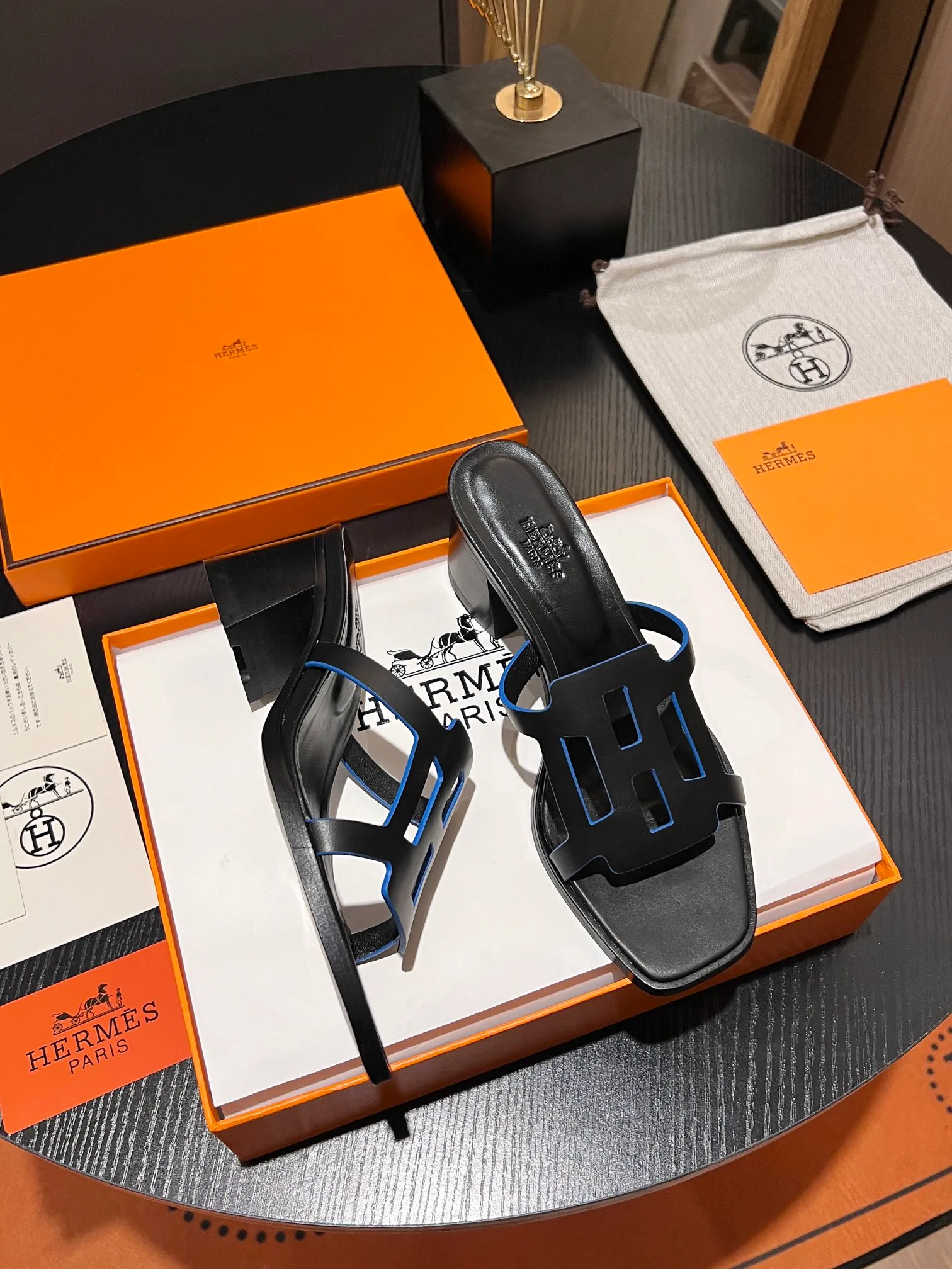 👟👟Ex-factory price 560👟👟 💋New! HERMES, 2024 thick heel series hollow H slides, look great on the feet! Original replica, synchronized at the counter. Upper material: advanced custom-made first-layer calfskin, inner padding sheepskin, Italian leather outsole. Multiple color options! Heel height: 6.5cm Size: 34-43 (34 41 42 43 customized items are non-refundable)